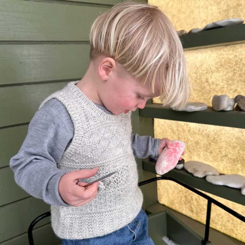 Strikkekit, Storm Slipover Junior fra PetiteKnit i Peer Gynt garn - KreStoffer