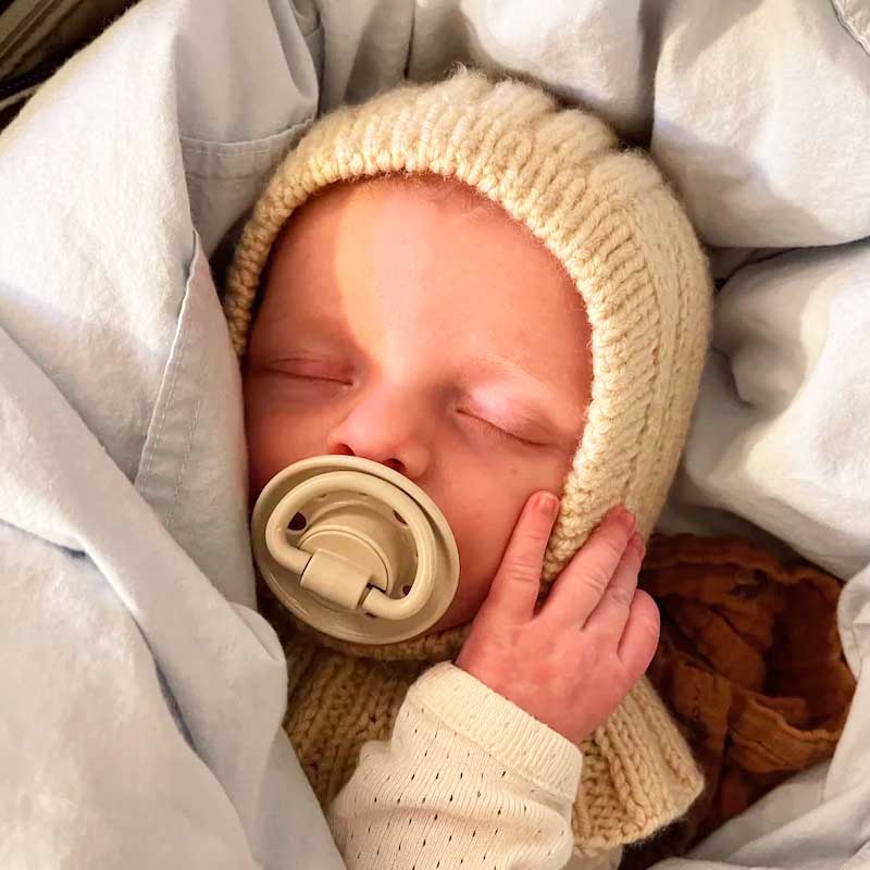 Strikkekit Sunday Balaclava Baby fra PetiteKnit i Double Sunday garn - KreStoffer