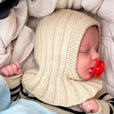 Strikkekit Sunday Balaclava Baby fra PetiteKnit i Double Sunday garn - KreStoffer