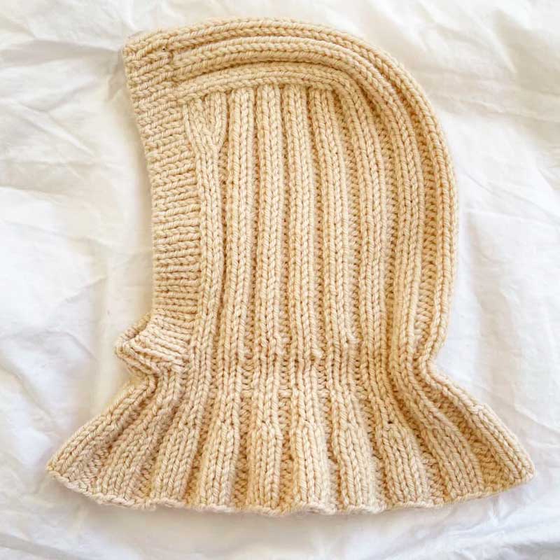 Strikkekit Sunday Balaclava Baby fra PetiteKnit i Double Sunday garn - KreStoffer
