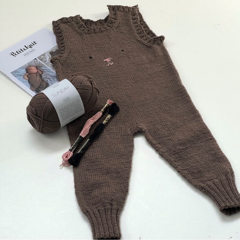 Strikkekit Teddy Pants fra PetiteKnit i Sunday Garn