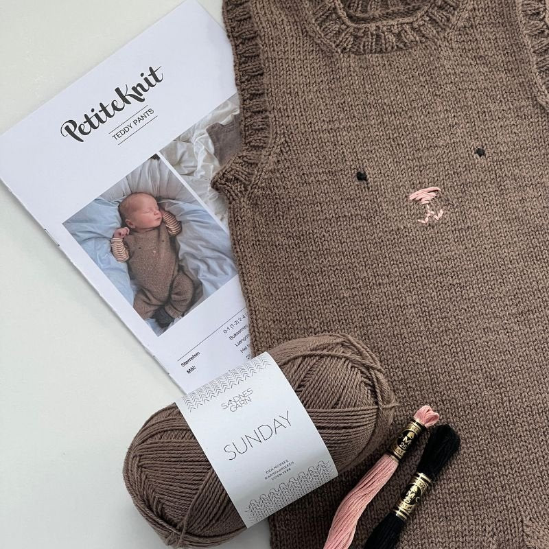 Strikkekit Teddy Pants fra PetiteKnit i Sunday Garn