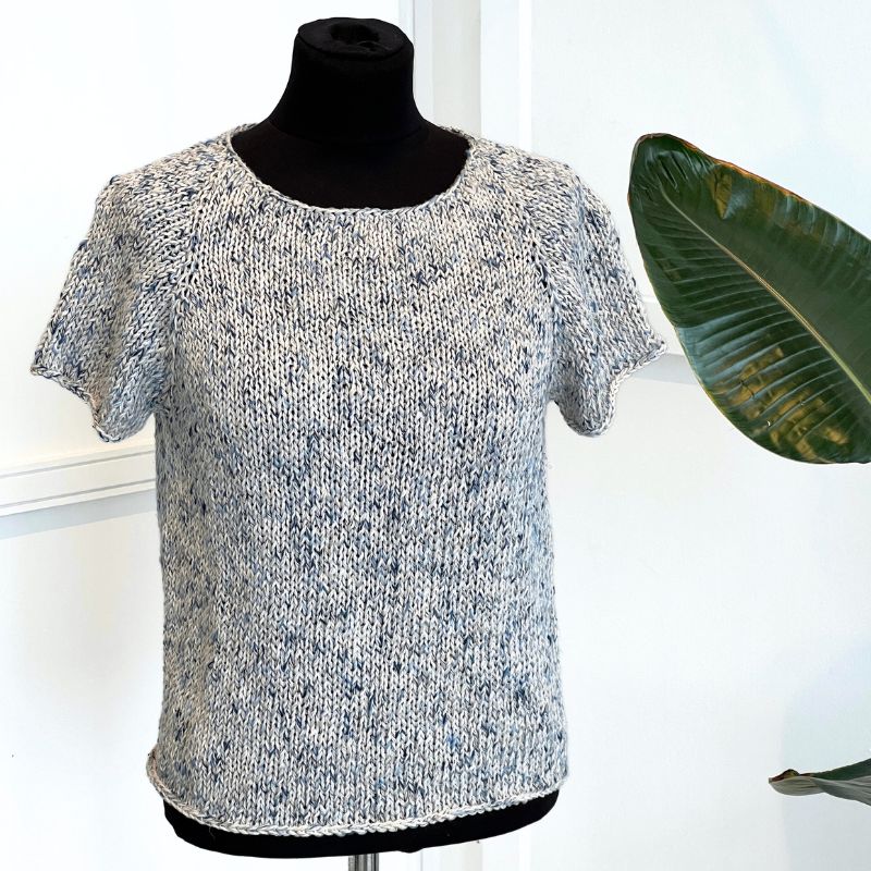 Strikkekit Wave Tee fra PetiteKnit i Iris og Line garn