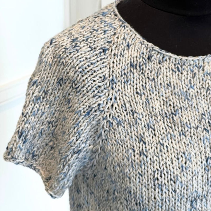 Strikkekit Wave Tee fra PetiteKnit i Iris og Line garn
