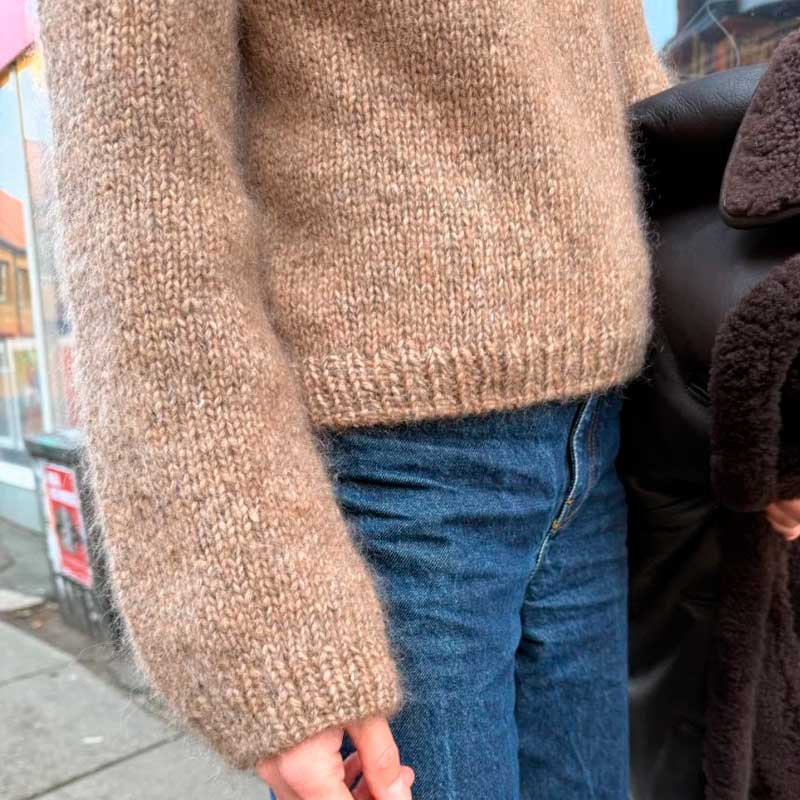 Strikkekit Sunday Sweater fra PetiteKnit i KOS og Tynd Silk Mohair