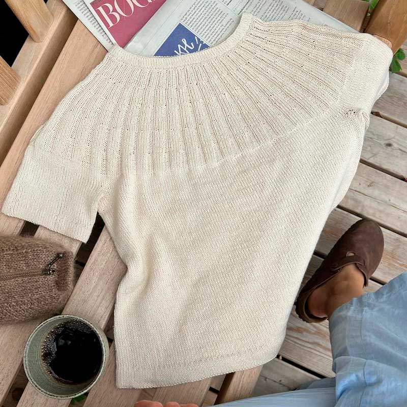 Sunday Tee fra PetiteKnit (Opskrift i fysisk papirudgave)