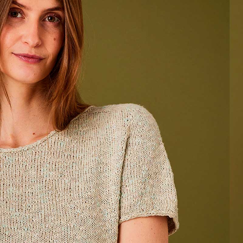 Strikkekit T-shirt med sadelskulder og I-cordkanter i Iris garn