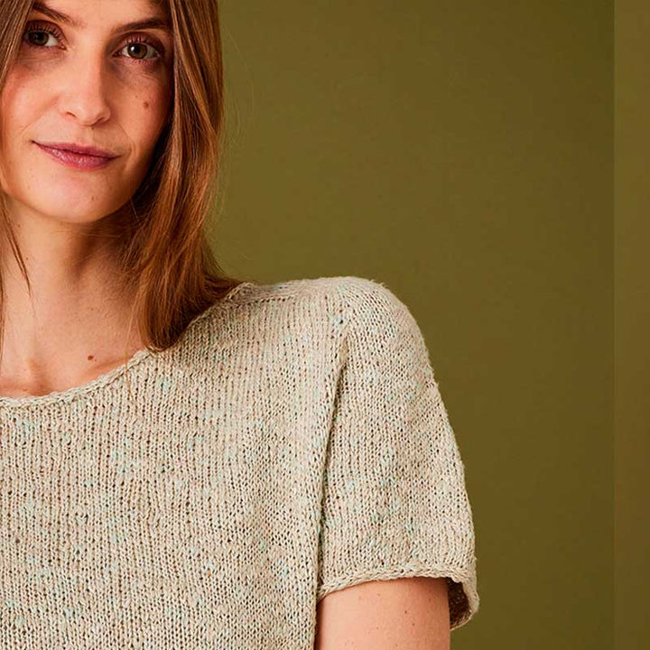 Strikkekit T-shirt med sadelskulder og I-cordkanter i Iris garn