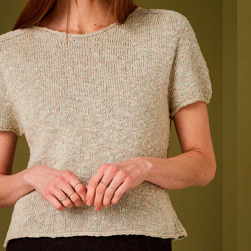 Strikkekit T-shirt med sadelskulder og I-cordkanter i Iris garn