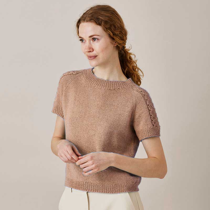 Strikkekit T-shirt med mønster på ærmerne i Leonora garn