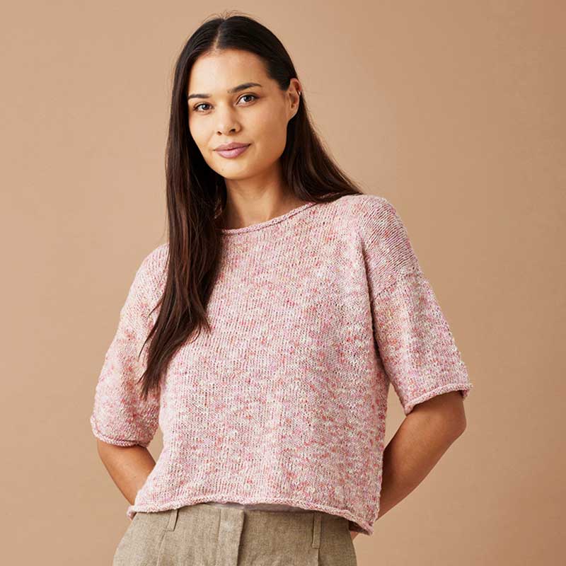 Strikkekit T-shirt med rullekanter 620 i Iris garn fra Permin