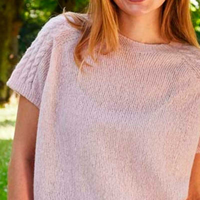 Strikkekit T-shirt med snoninger 890121 fra Permin