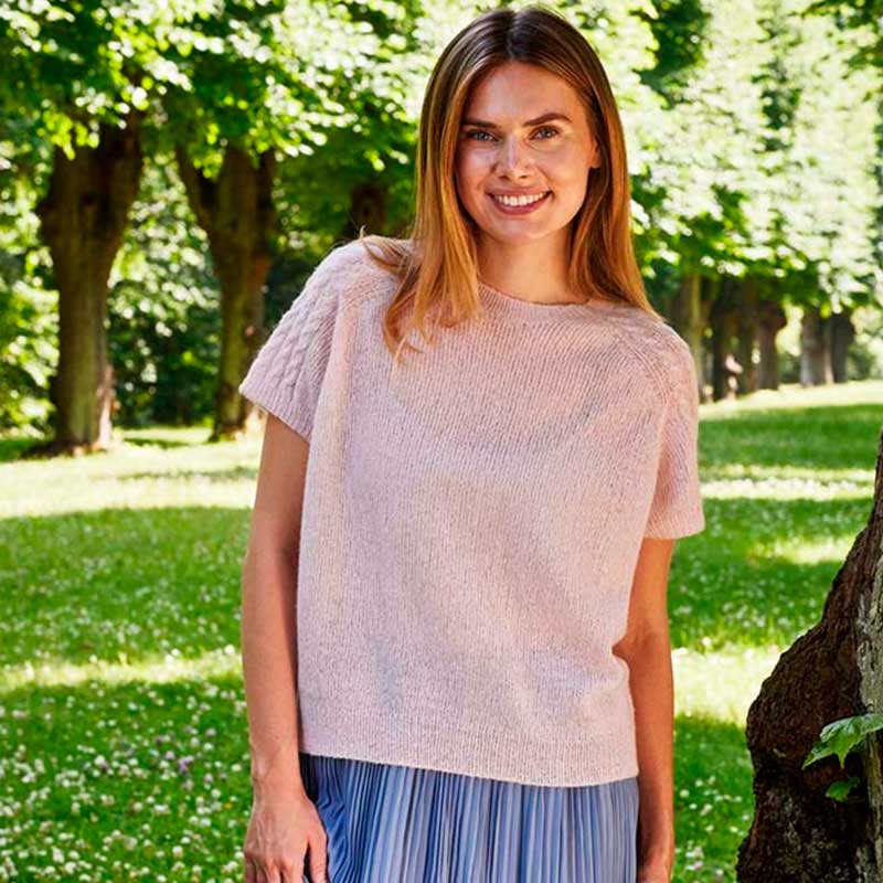 Strikkekit T-shirt med snoninger 890121 fra Permin