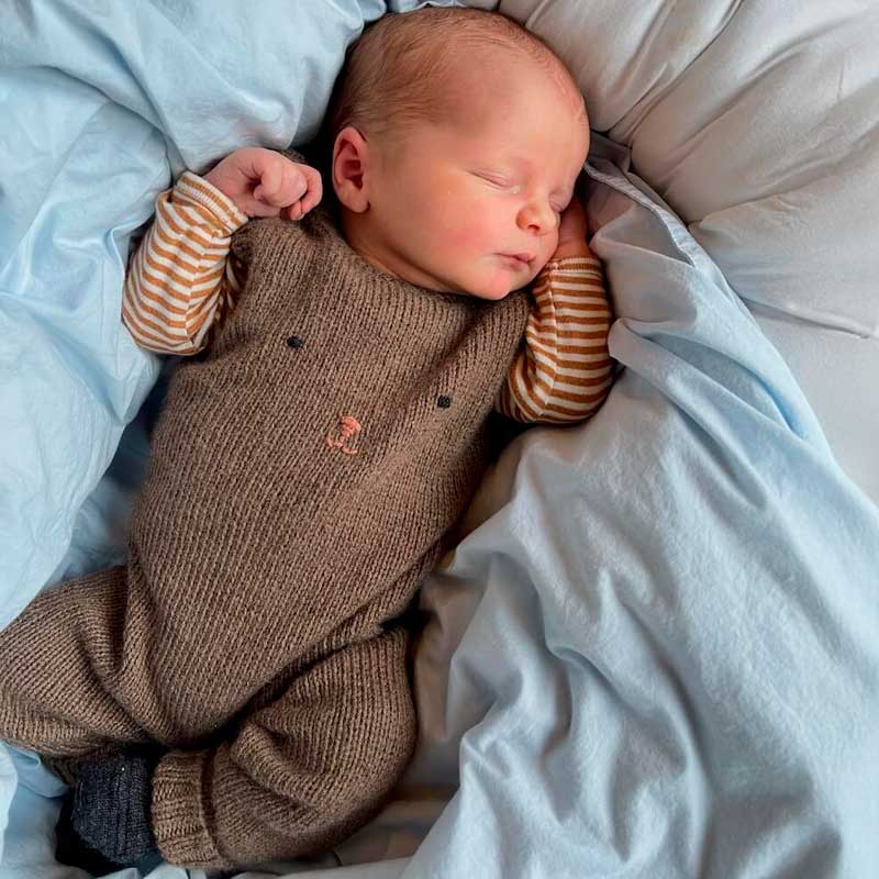 Strikkekit Teddy Pants fra PetiteKnit i Sunday Garn