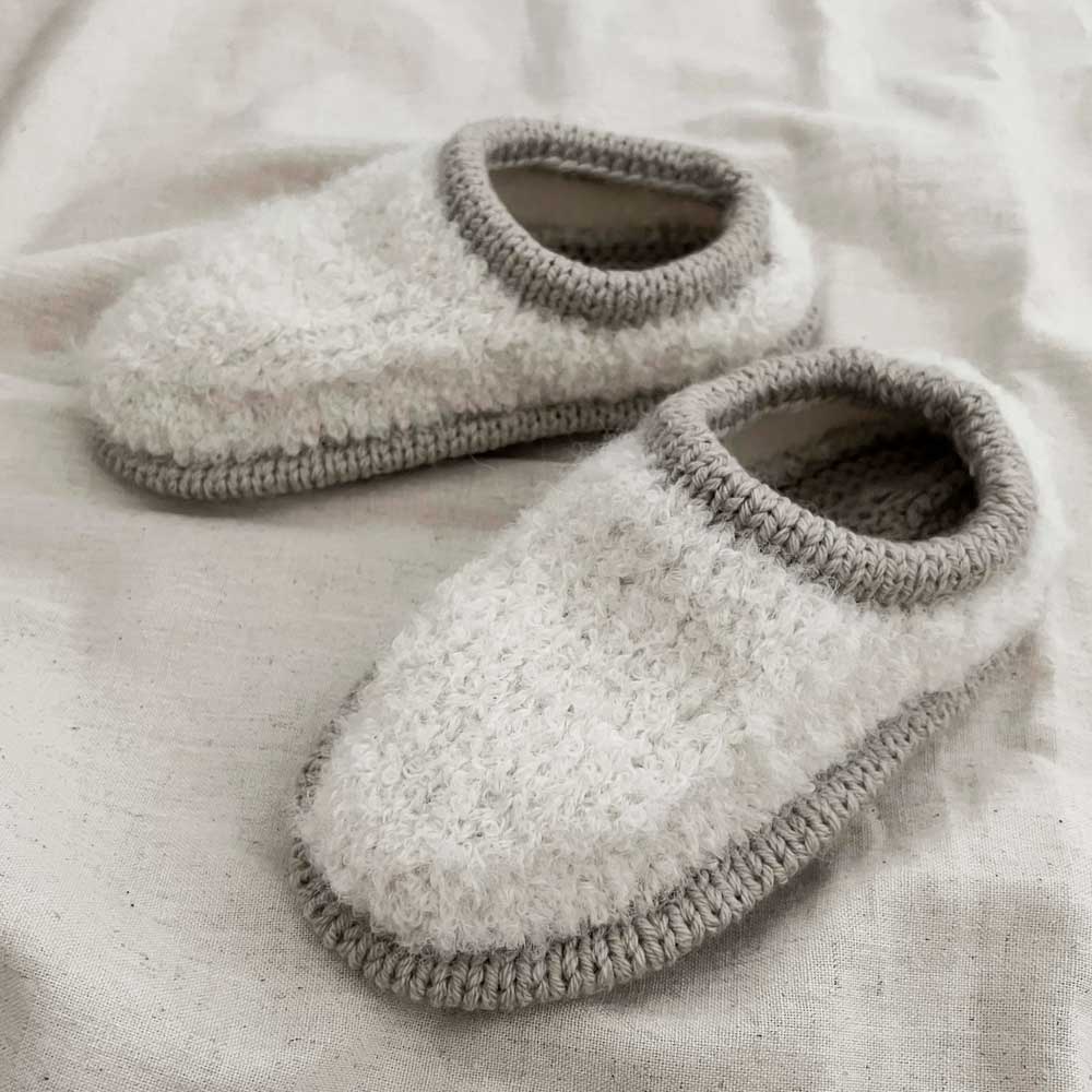 Strikkekit Teddy Slippers fra Woolix i Double Sunday og Alpaca Boucle