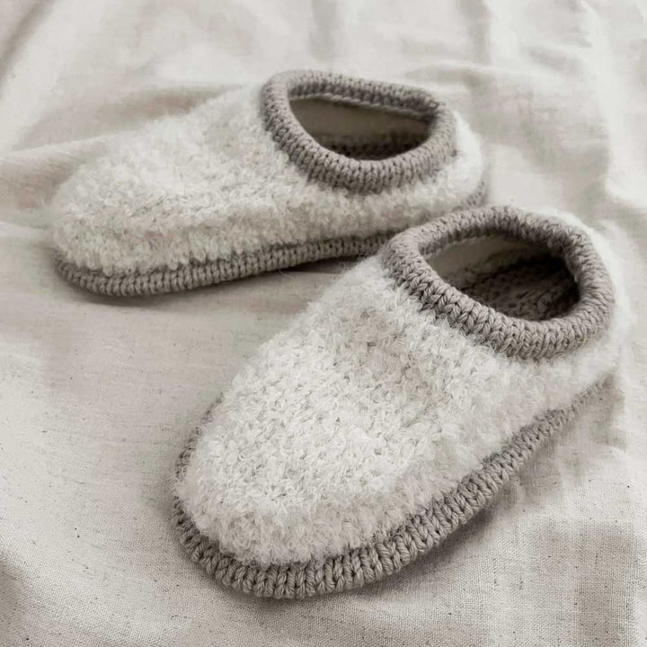 Strikkekit Teddy Slippers fra Woolix i Double Sunday og Alpaca Boucle