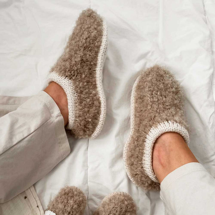Strikkekit Teddy Slippers fra Woolix i Double Sunday og Alpaca Boucle
