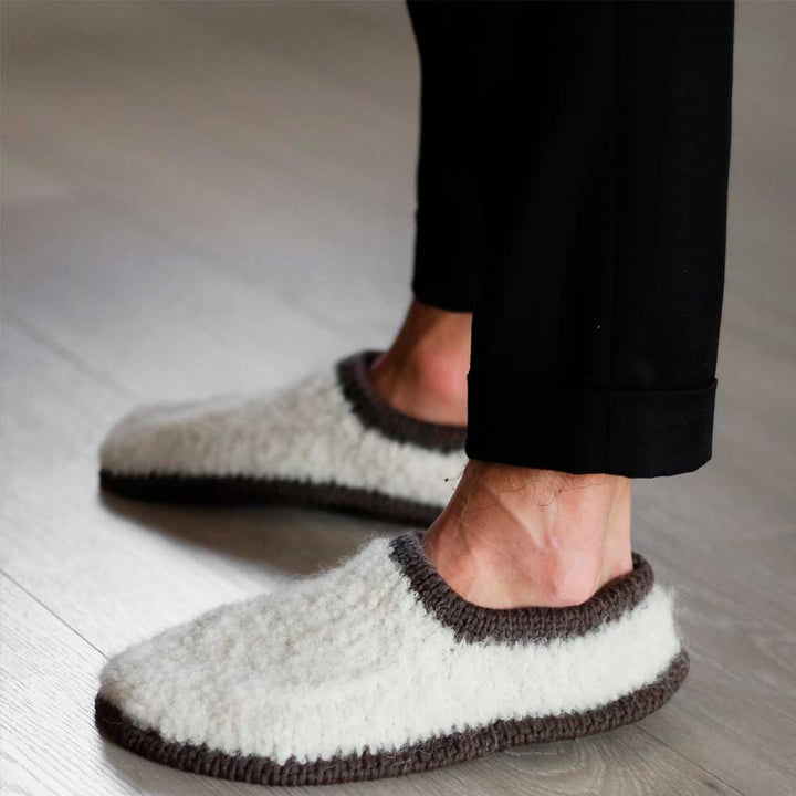 Strikkekit Teddy Slippers fra Woolix i Double Sunday og Alpaca Boucle