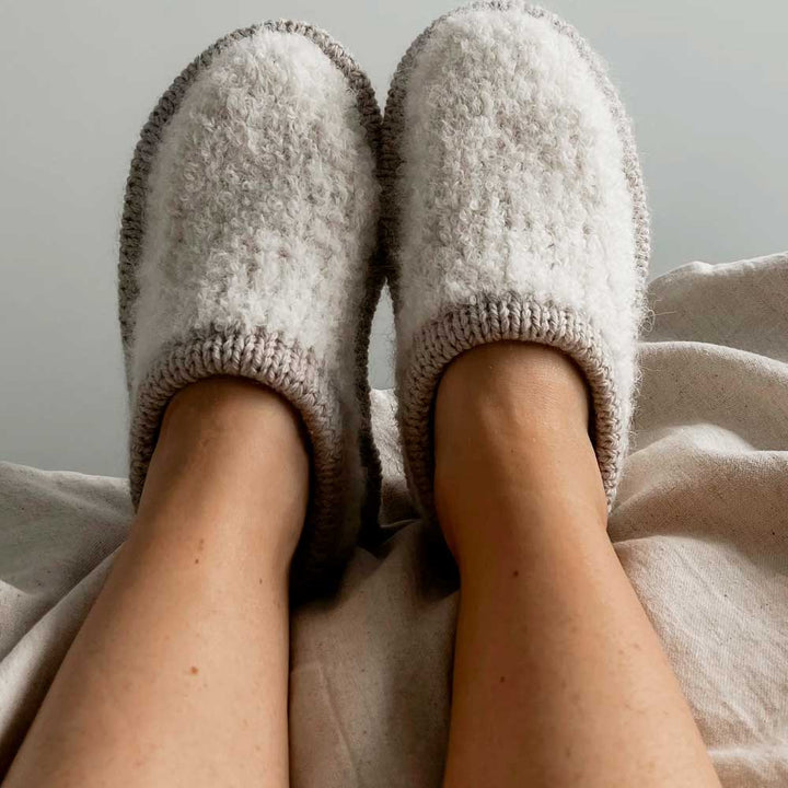 Strikkekit Teddy Slippers fra Woolix i Double Sunday og Alpaca Boucle