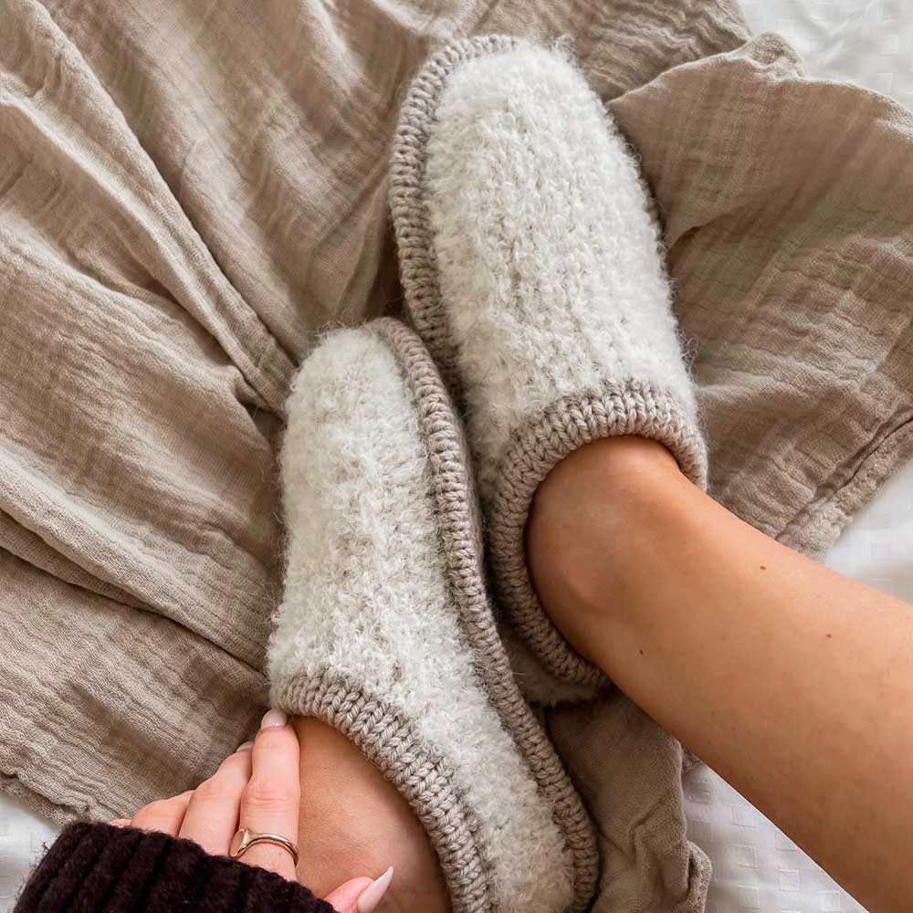 Strikkekit Teddy Slippers fra Woolix i Double Sunday og Alpaca Boucle