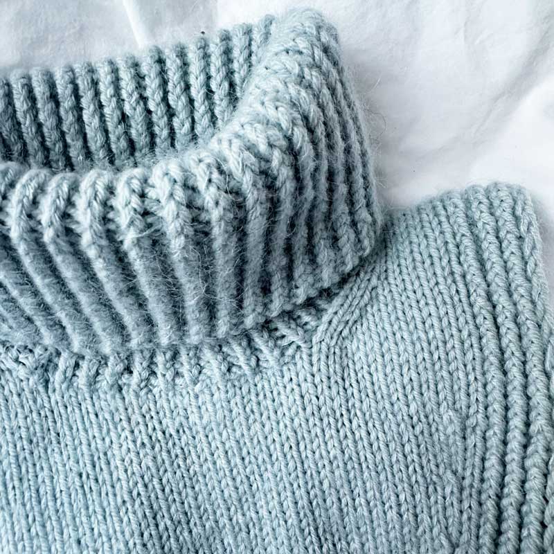 Terrazzo Neck Junior fra PetiteKnit (Opskrift i fysisk papirudgave) - KreStoffer