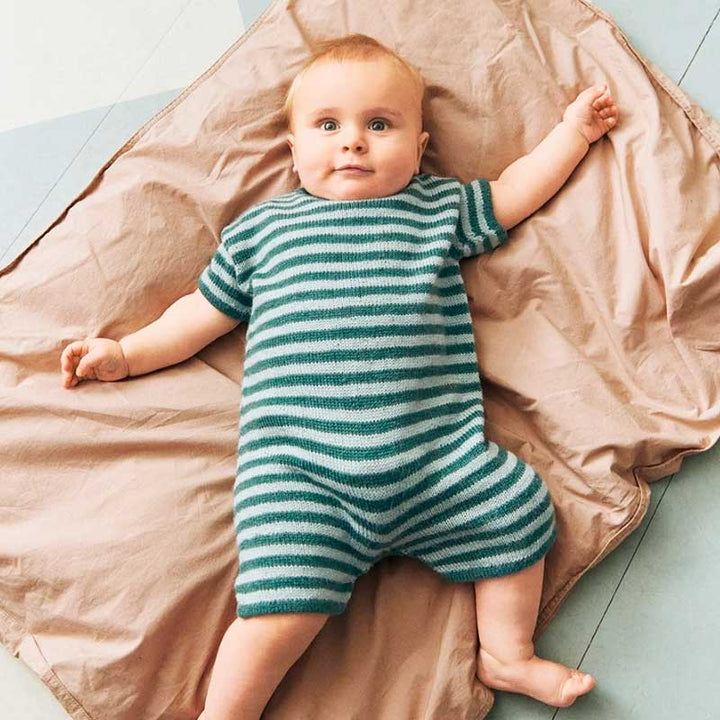 Strikkekit Theodore Playsuit Baby i Alpakka Silk fra Sandnes Garn