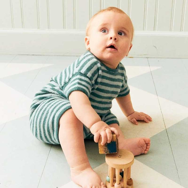 Strikkekit Theodore Playsuit Baby i Alpakka Silk fra Sandnes Garn