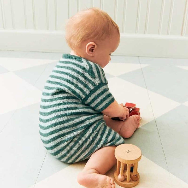 Strikkekit Theodore Playsuit Baby i Alpakka Silk fra Sandnes Garn