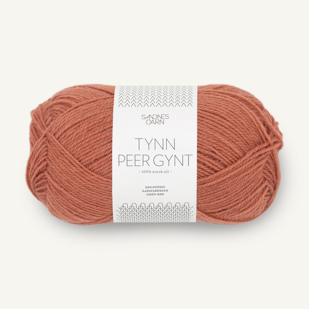 Tynd Peer Gynt garn fra Sandnes Garn Lys kobberbrun
