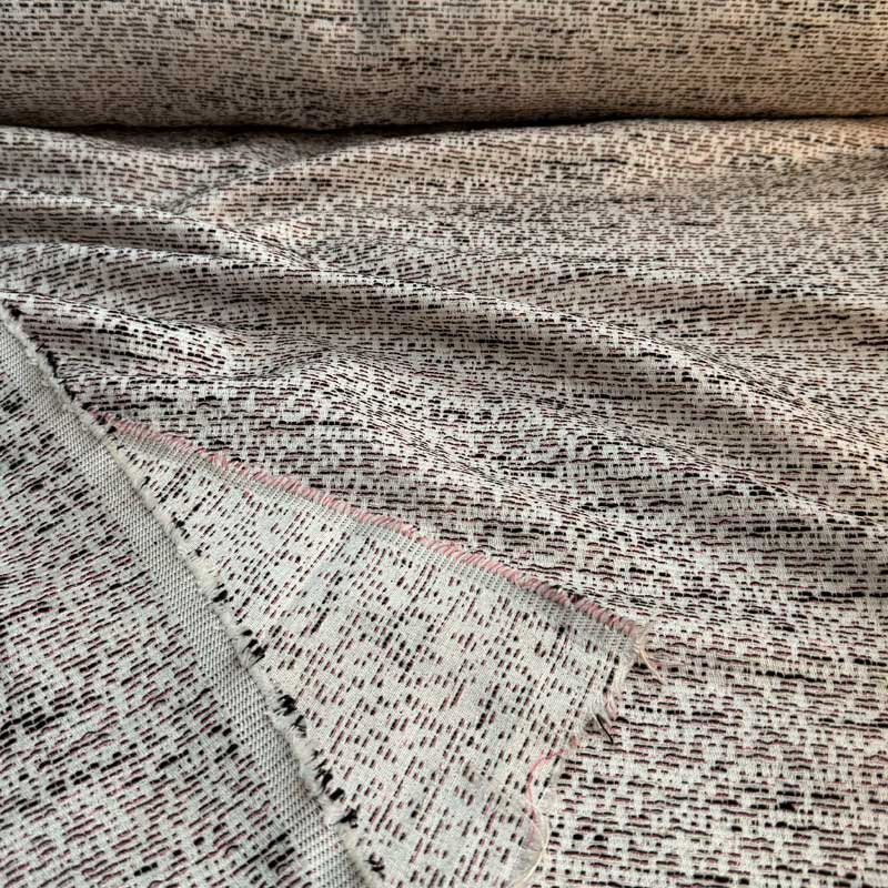 Fastvævet vare med sort og pink vævninger