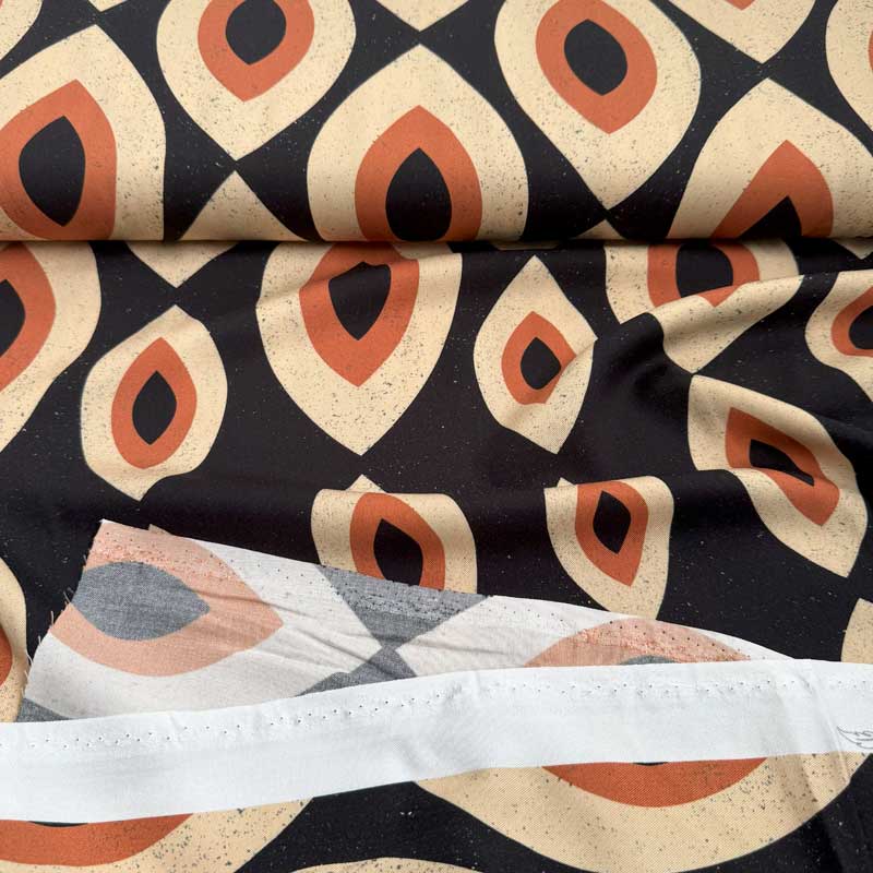 Fast viscose med skiftende geometrisk print