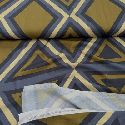 Fast viscose med geometriske krydser og trekanter