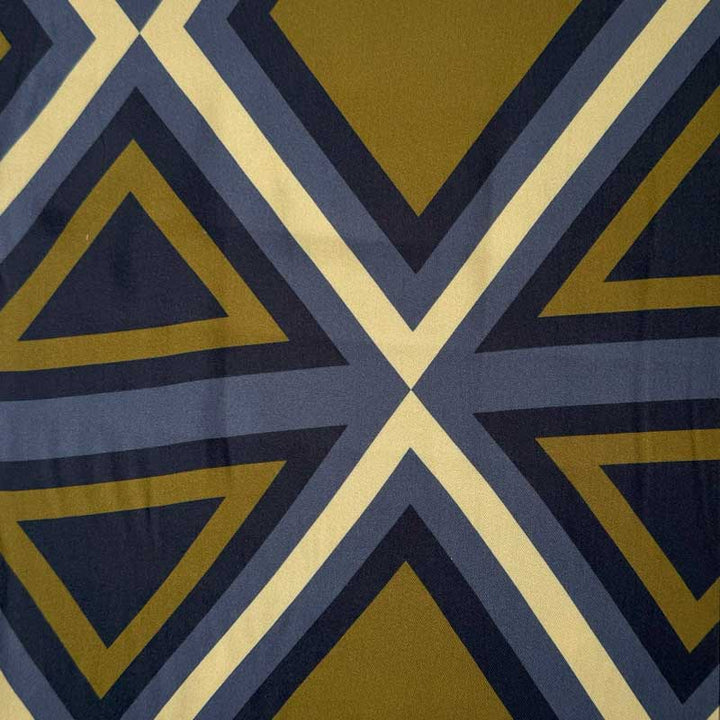 Fast viscose med geometriske krydser og trekanter
