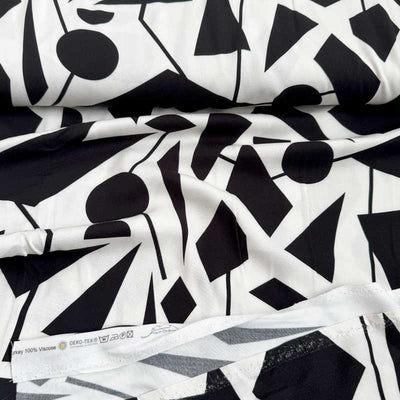 Fast viscose med geometrisk mønster i sort og hvid