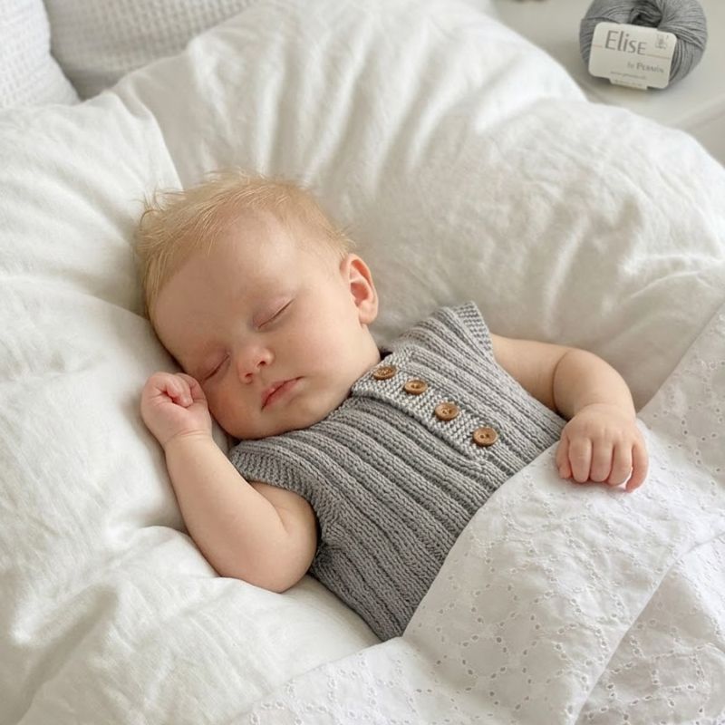 Baby vest strikket i Elise garn fra Permin