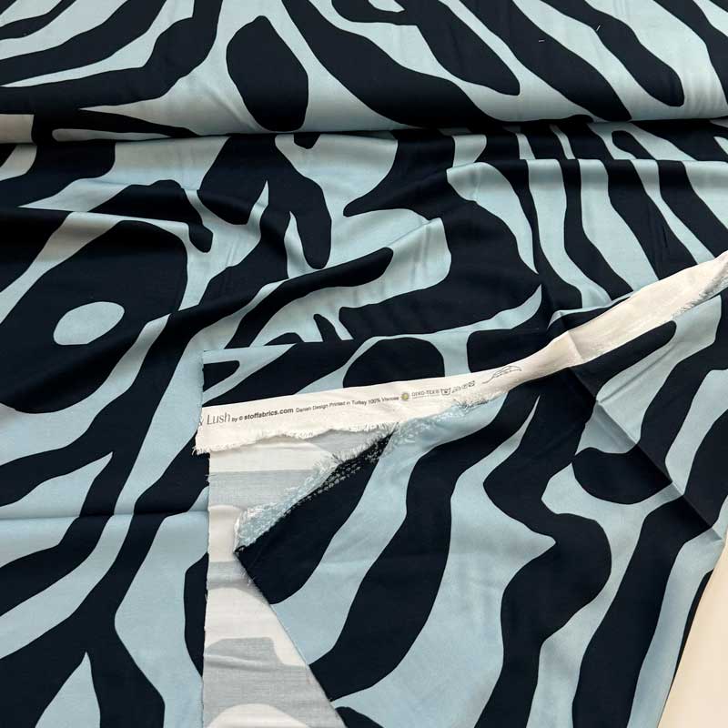 Fast viscose med abstrakt zebra print i blå nuancer