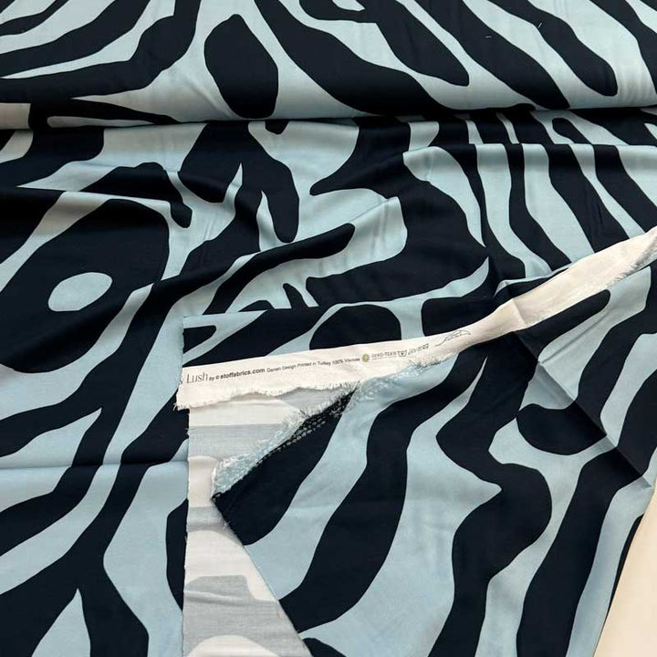 Fast viscose med abstrakt zebra print i blå nuancer