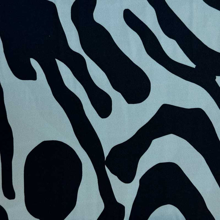 Fast viscose med abstrakt zebra print i blå nuancer