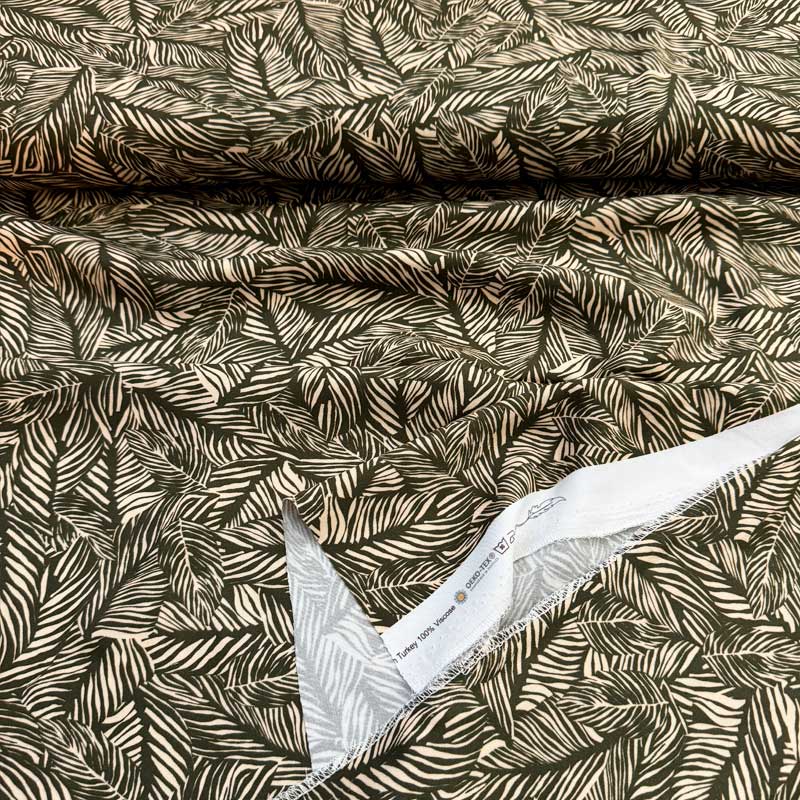 Fast viscose med blad print i natur og grøn