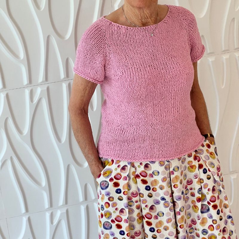 Wave Tee fra PetiteKnit (Opskrift i fysisk papirudgave)