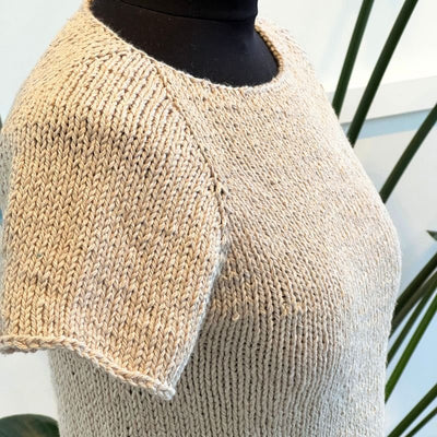 Wave Tee fra PetiteKnit (Opskrift i fysisk papirudgave) - KreStoffer