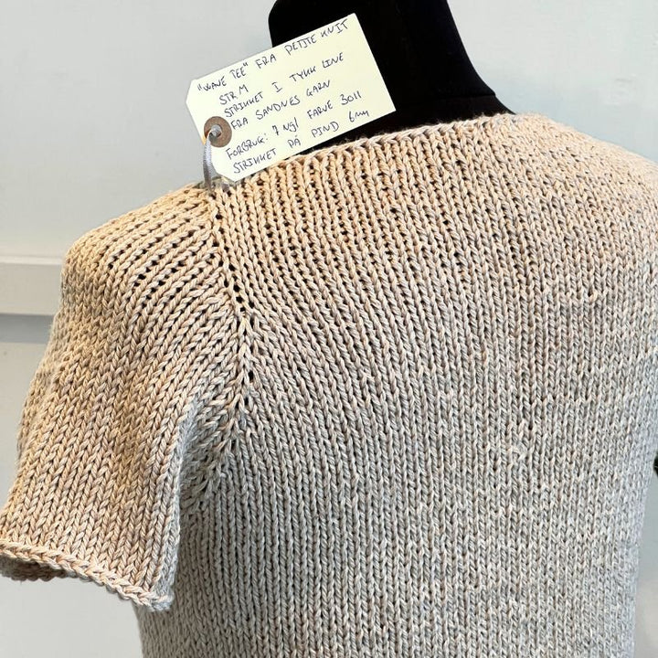 Wave Tee fra PetiteKnit (Opskrift i fysisk papirudgave)