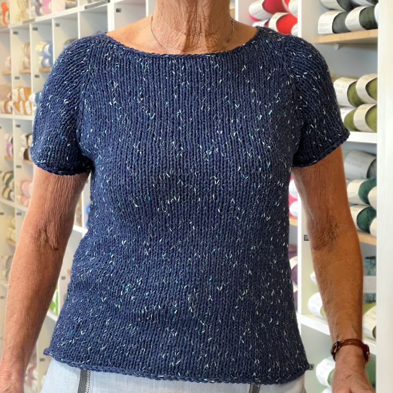 Strikkekit Wave Tee fra PetiteKnit i Line garn og Make it Tweed