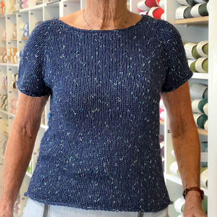Strikkekit Wave Tee fra PetiteKnit i Line garn og Make it Tweed