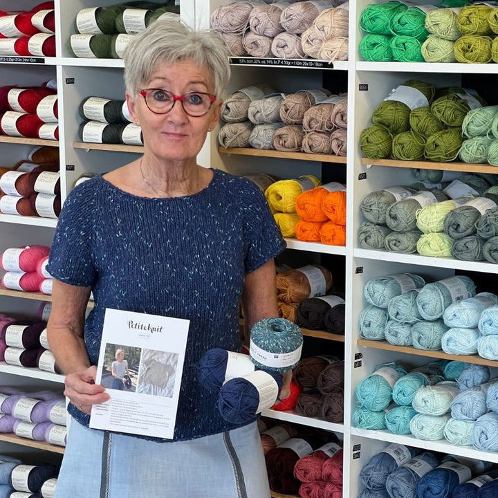 Strikkekit Wave Tee fra PetiteKnit i Line garn og Make it Tweed