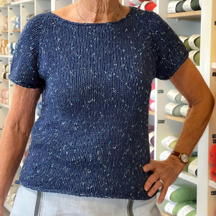 Strikkekit Wave Tee fra PetiteKnit i Line garn og Make it Tweed