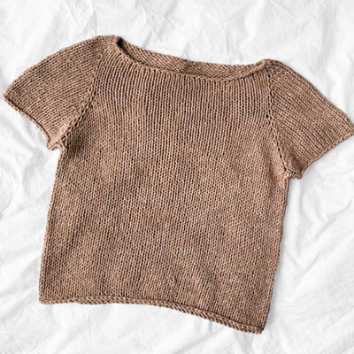 Wave Tee fra PetiteKnit (Opskrift i fysisk papirudgave)
