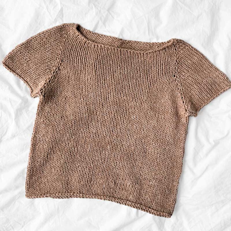 Wave Tee fra PetiteKnit (Opskrift i fysisk papirudgave)