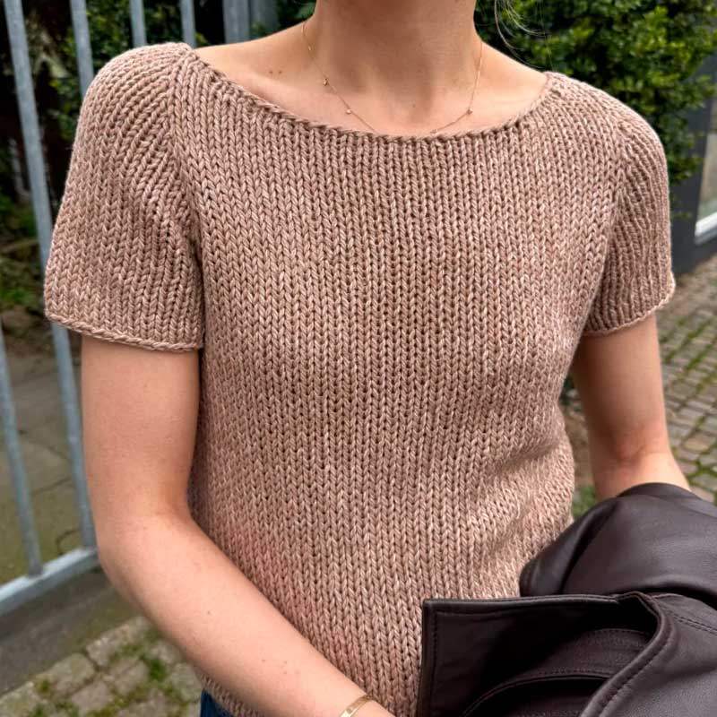 Wave Tee fra PetiteKnit (Opskrift i fysisk papirudgave)