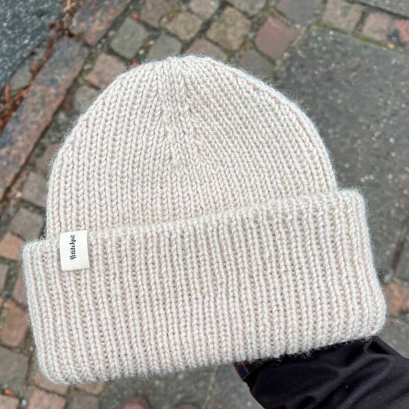 Strikkekit Weekend hue fra PetiteKnit i Peer Gynt